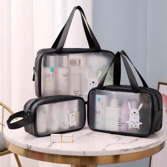 باك متكون من 3 قطع حقيبة مكياج كبيرة مع 2 مقلمة شفافة مع رسومات متنوعة